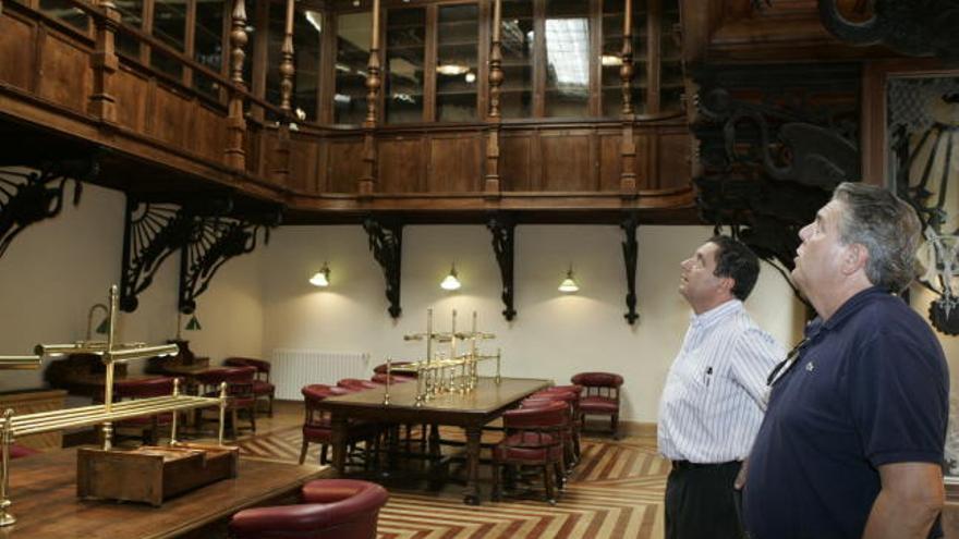 El presidente del Real Casino, Juan Antonio Megías, observa la restauración realizada en el interior del edificio