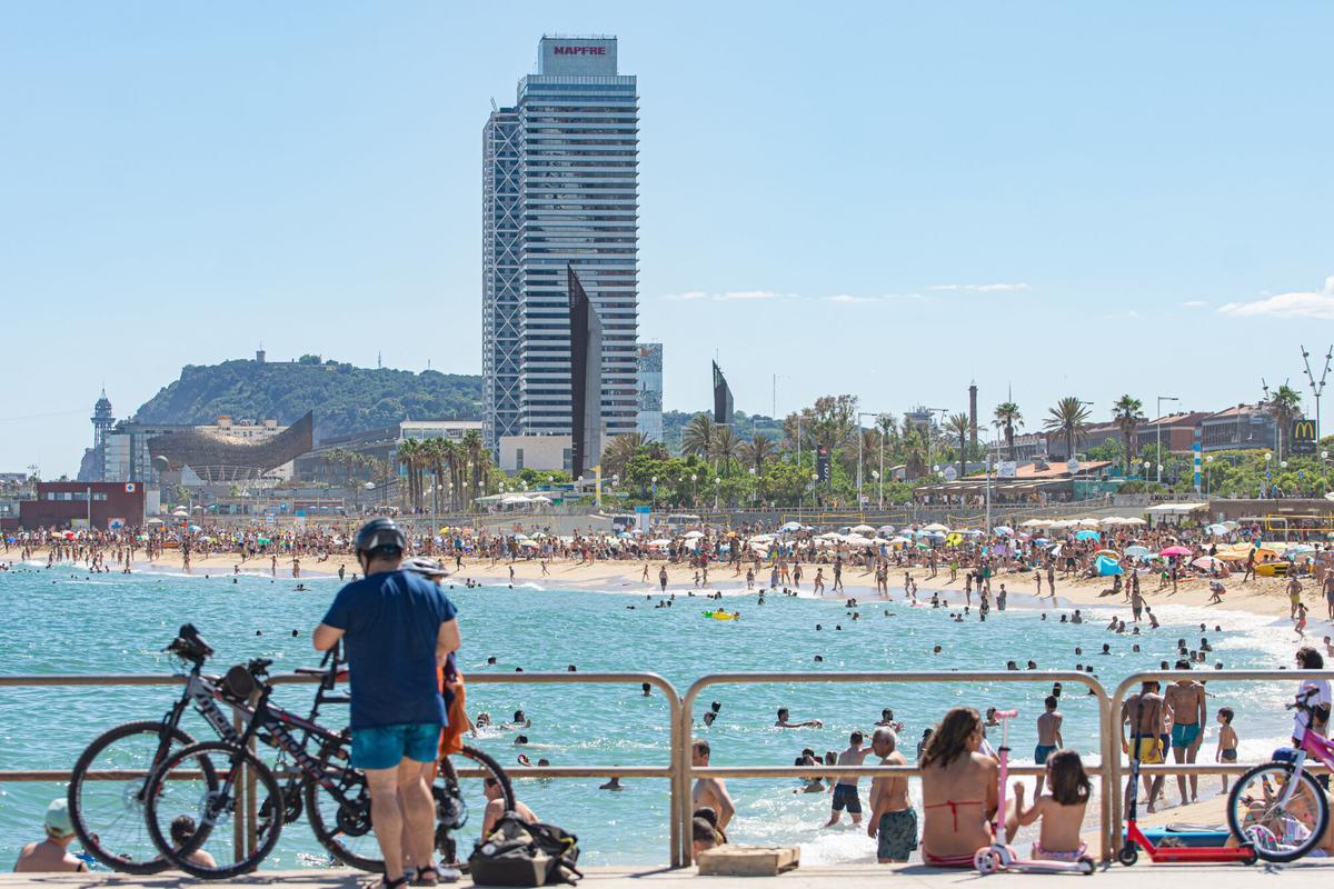 Ambiente en el paseo marítimo y la playa de Nova Icària, en Barcelona