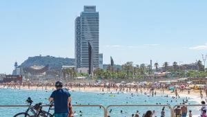 Barcelona començarà a cobrar per aparcar a les platges des de l’1 d’abril: horaris, carrers i preus