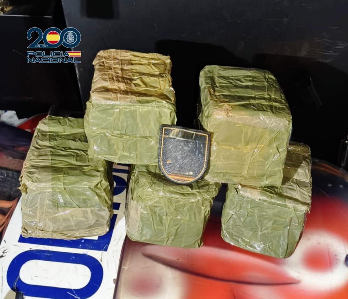 El hachís intervenido al detenido en Delicias.