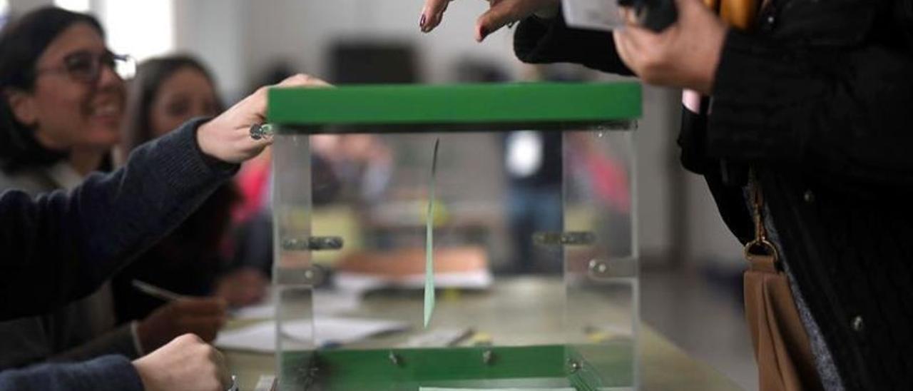 Una mujer ejerce su derecho al voto en las últimas elecciones andaluzas.