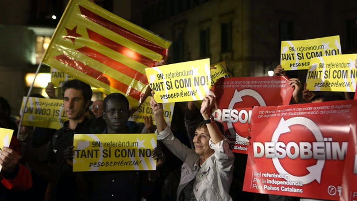 Simpatizantes y militantes de la CUP, anoche, delante del palacio de la Generalitat.