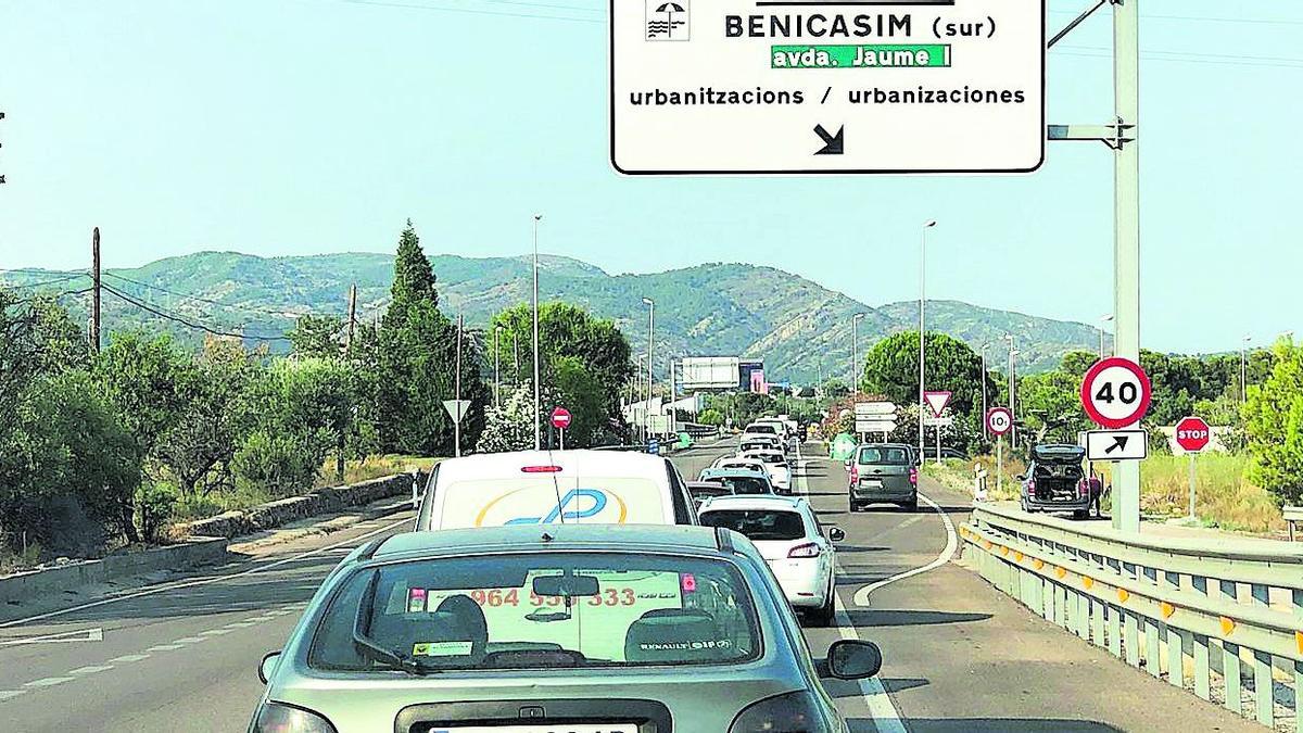 Imagen que muestra las grandes retenciones que se forman en la N 340 cerca de Benicàssim por los festivales.
