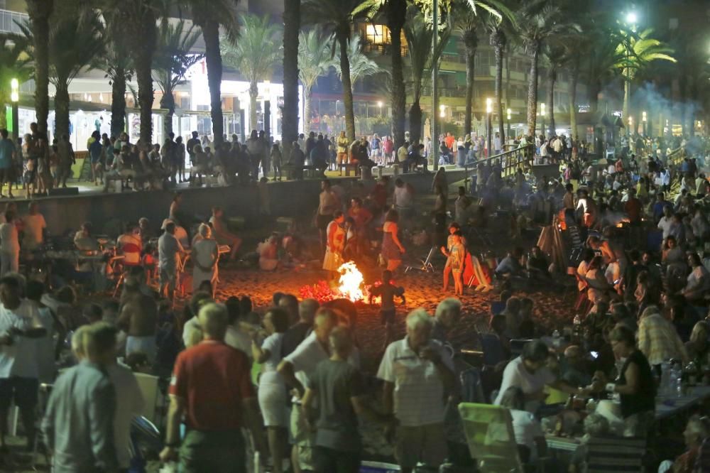 Noche de hogueras, baños, en las playas de la Vega Baja. En las imágenes grupos de amigos y familias en la playa del Cura de Torrevieja