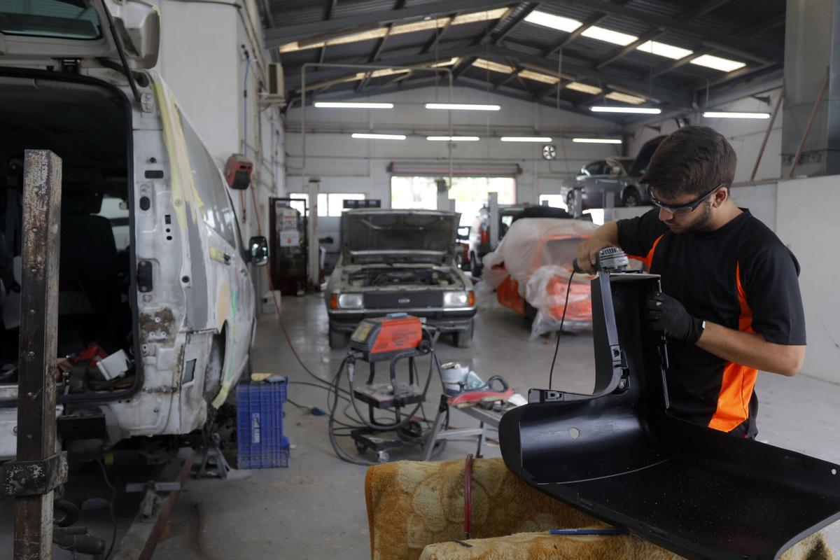 Betera (Valencia) . Reportaje fin de semana talleres de reparación, negocio con boom de trabajo aunque faltan trabajadores. Taller de Citroen autocolor mecánico mecánicos planchista planchistas plancha y pintura . VLC. TALLERES DE REPARACIÓN DE COCHES . MECÁNICOS . FP . TALLER AUTOCOLOR