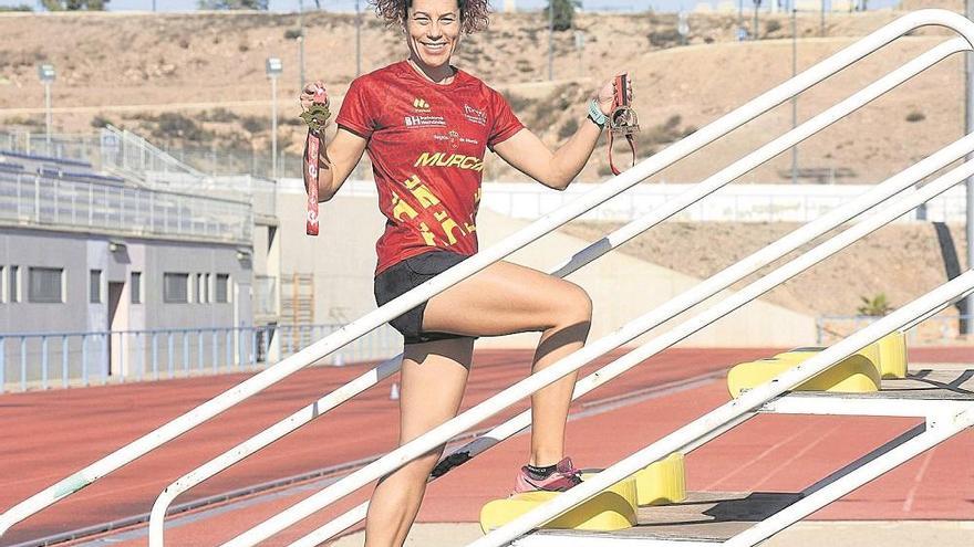 Miriam Álvarez, en la pista de atletismo de Alcantarilla.