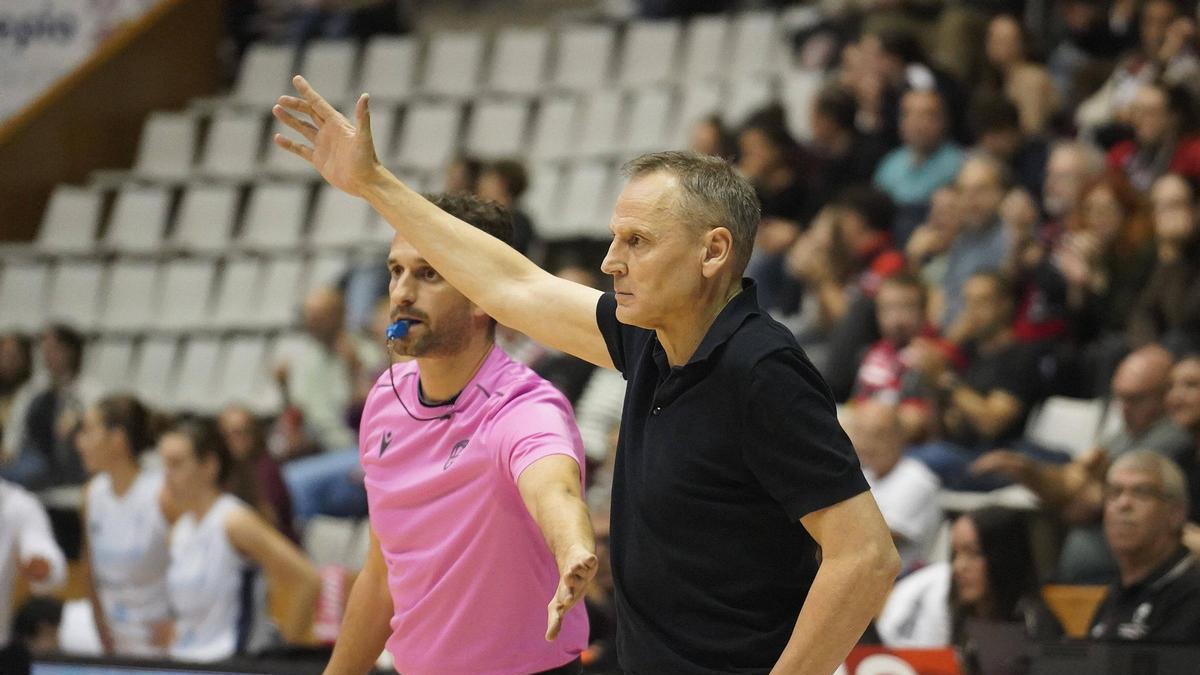 Roberto Íñiguez donant instruccions des de la banqueta de l'Spar Girona