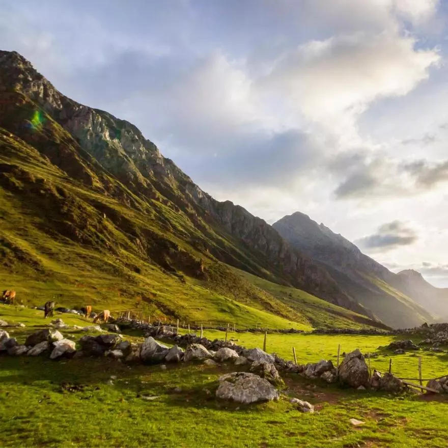 Jesús Calleja sorprende al decir cuál es la mejor montaña del mundo: entre Asturias y León, dice que "aquí empezó todo"