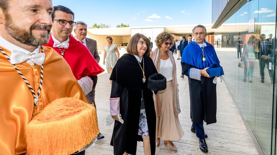 Amparo Navarro pone en valor la &quot;escuela de negocios&quot; de la UA en la apertura del curso