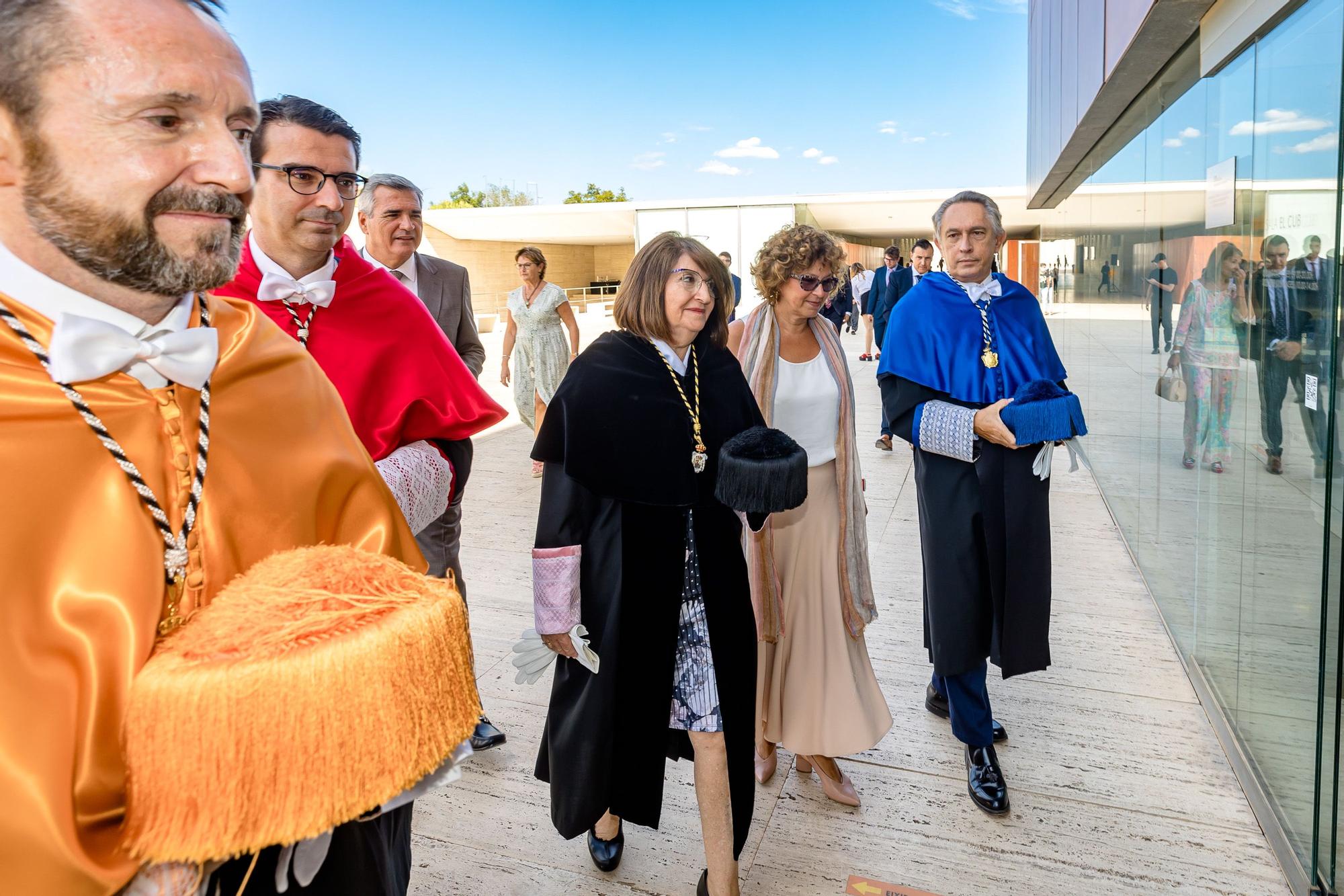 Amparo Navarro reivindica la "escuela de negocios" de la UA en la apertura del curso