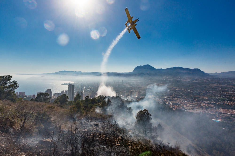 Los bomberos trabajan para sofocar un incendio en el parque de Serra Gelada