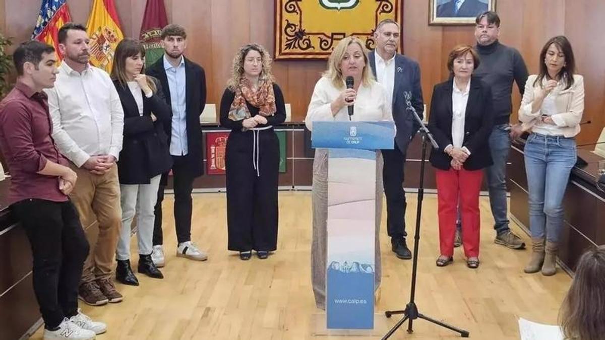 La alcaldesa junto a los concejales del gobierno tripartito