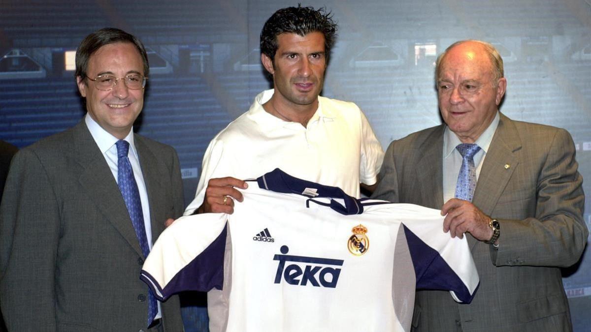 Figo, presentado en el Madrid en 2000, junto a Florentino Pérez y Alfredo Di Stéfano.