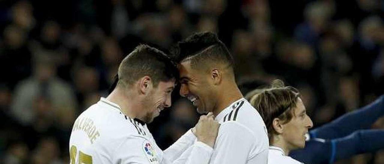Valverde y Casemiro celebran un gol, con Modric.