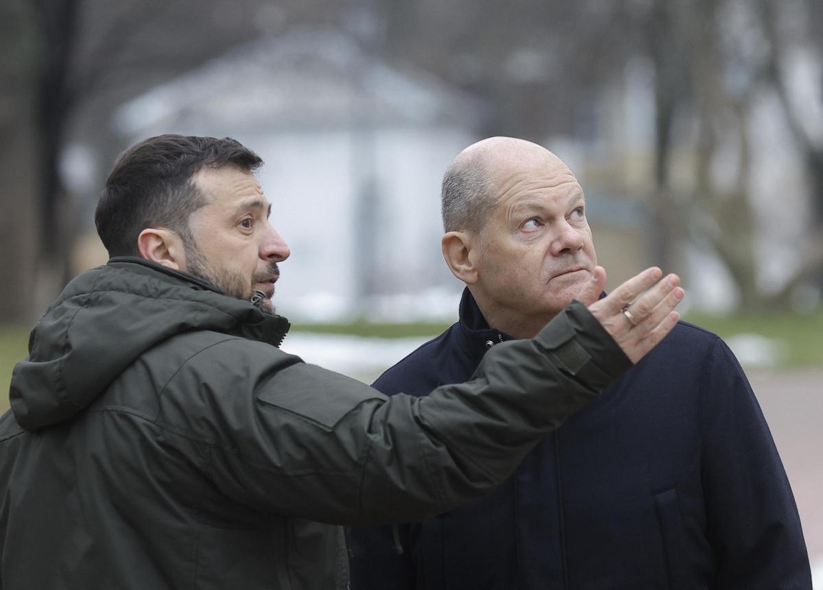 El presidente de Ucrania, Volodímir Zelenski, conversa con el canciller alemán, Olaf Scholz, durante la visita del segundo este lunes a Kiev.