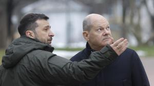 El presidente de Ucrania, Volodímir Zelenski, conversa con el canciller alemán, Olaf Scholz, durante la visita del segundo este lunes a Kiev.