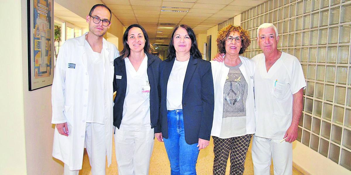 Amparo Arona (de Mamás en Acción) con personal del Hospital General de Castelló en la unidad de Pediatría.