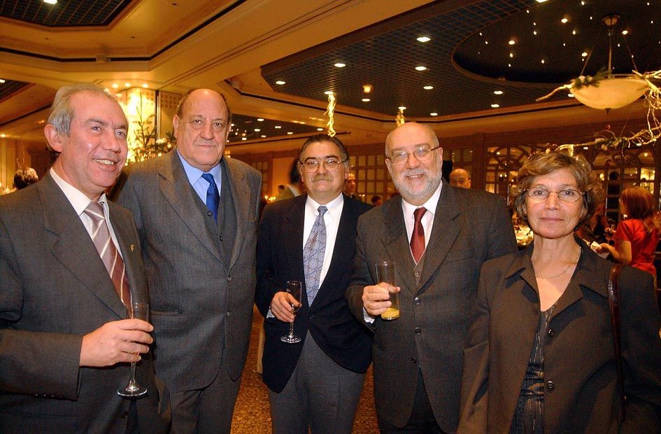 Francisco Bono, Javier Tomeo, Emilio Lacambra, Eloy Fern�ndez Clemente y su mujer en una fiesta del hotel Palafox.jpg