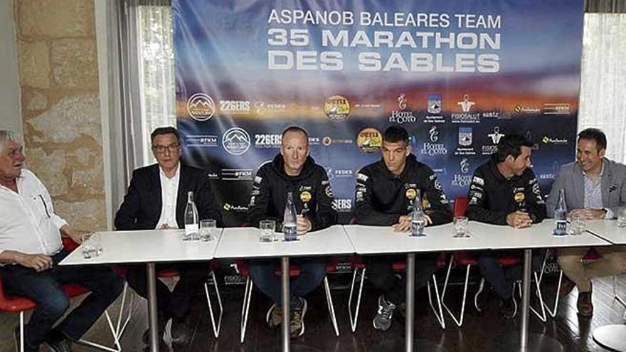 Los tres deportistas, acompaÃ±ados de los patrocinadores, presentaron la prueba en beneficio de Aspanob.