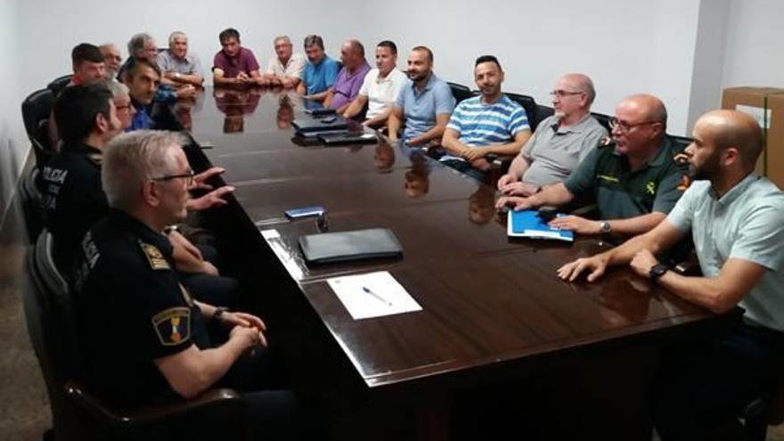 Reunión mantenida en Cullera entre las diferentes instituciones que combaten los robos agrícolas.