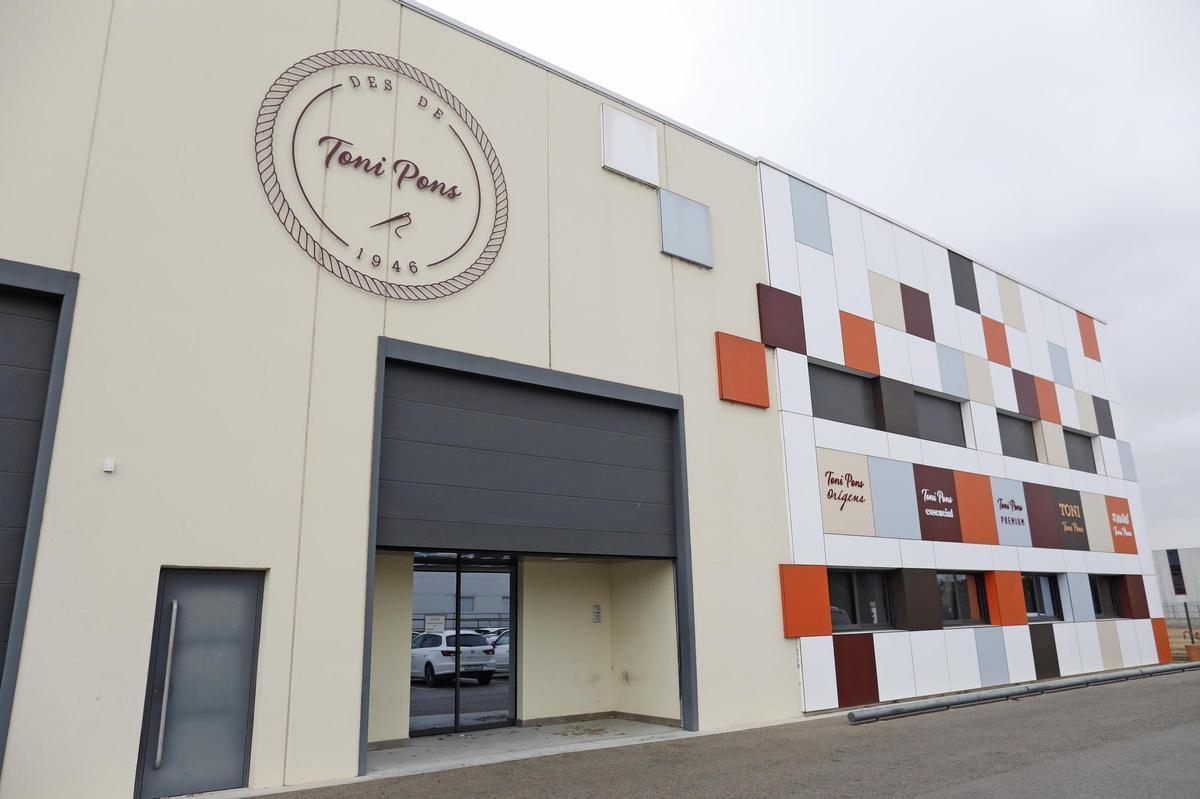 La façana principal de l'empresa Toni Pons.