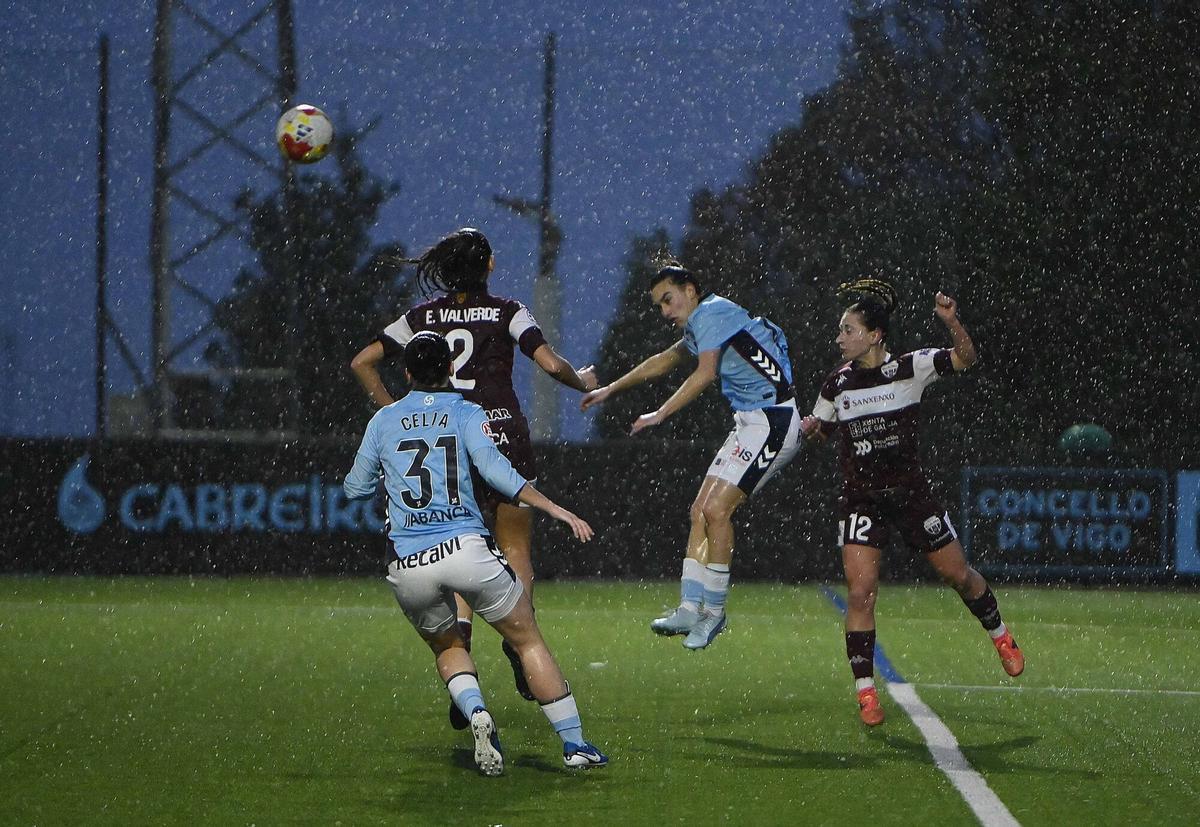 Partido disputado en la Ciudad Deportiva de A Madroa