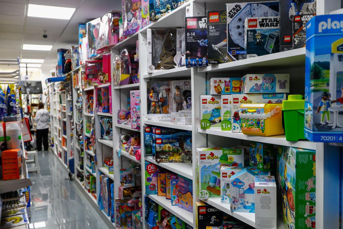 En imágenes | La Tiendica de las Noly’s: el pequeño comercio de Zaragoza que conquistó TikTok sin perder su esencia de barrio