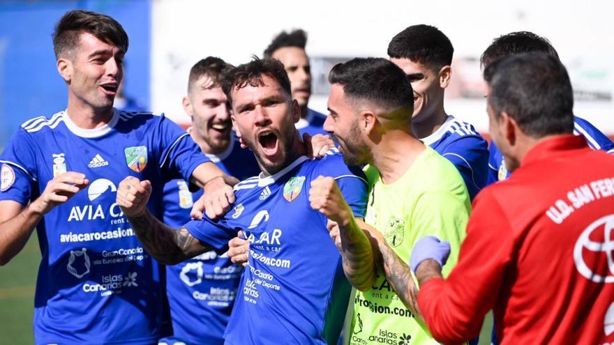 Adrián, en el centro, festeja el 2-0 mientras sus compañeros lo felicitan por el tanto.