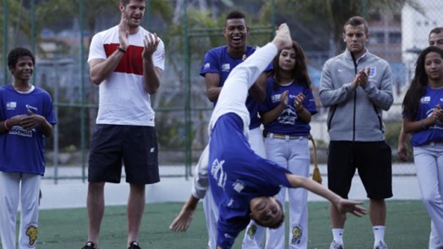 La selección inglesa visita la favela Rocinha