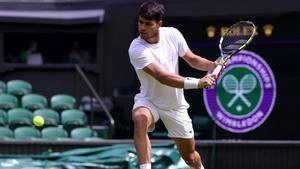 Alcaraz se entrena, este jueves, en las instalaciones de Wimbledon.