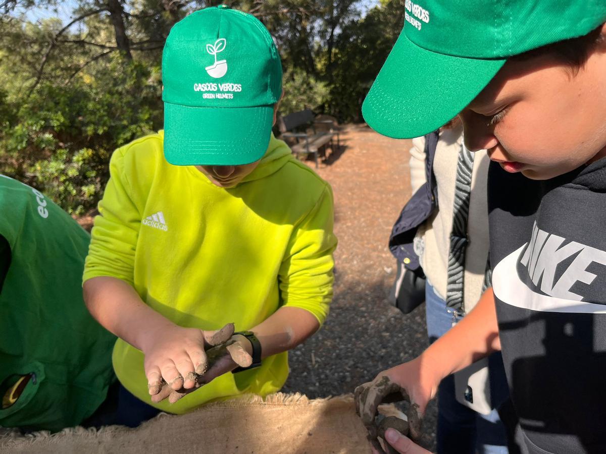 Proyecto 'Cascos verdes'. Escolares elaboran las bombas de semillas para reforestar Sierra Bermeja.