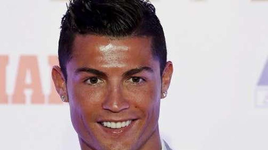 Cristiano Ronaldo, con la última de las cuatro Botas de Oro que ha ganado. // Javier Lizón
