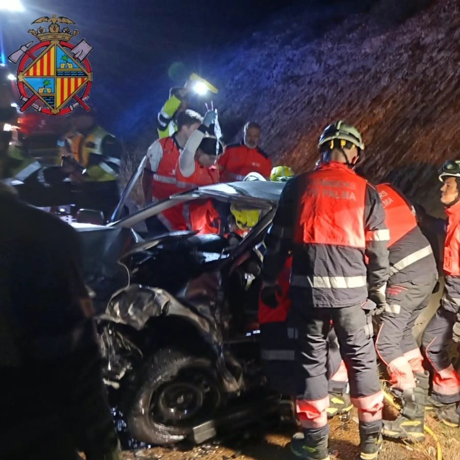 Dos heridos, uno en estado crítico, tras un accidente entre dos coches en la carretera de Cap Blanc