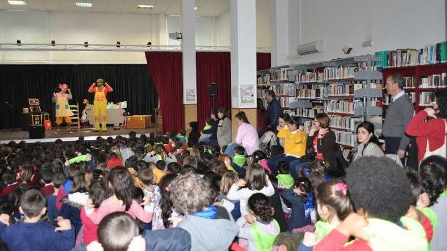 Actuación de Migallas, ayer, en la biblioteca de Soutomaior. // FdV