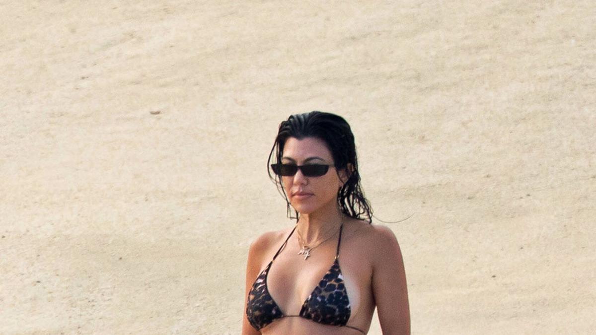 Kourtney Kardashian no puede quitar sus manos de su bikini