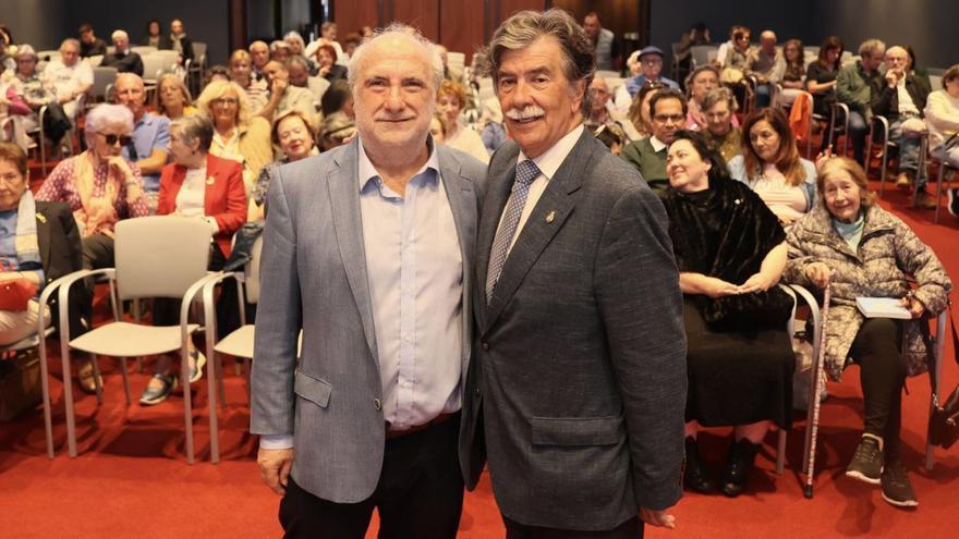 Marino Pérez, a la izquierda, y Javier Urra, en el Club LA NUEVA ESPAÑA. | MARIO CANTELI