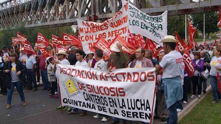 700 personas reclaman en Mérida apoyo para los afectados por silicosis