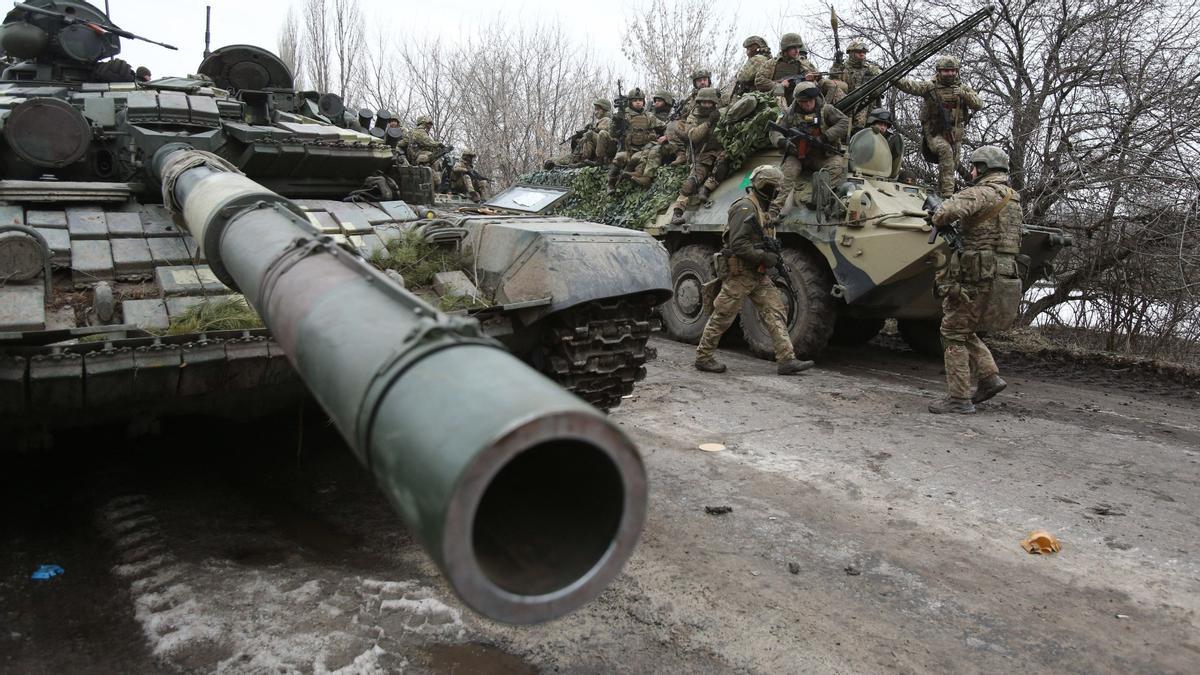 Militares ucranianos se preparan para repeler un ataque en la región ucraniana de Lugansk el 24 de febrero de 2022.