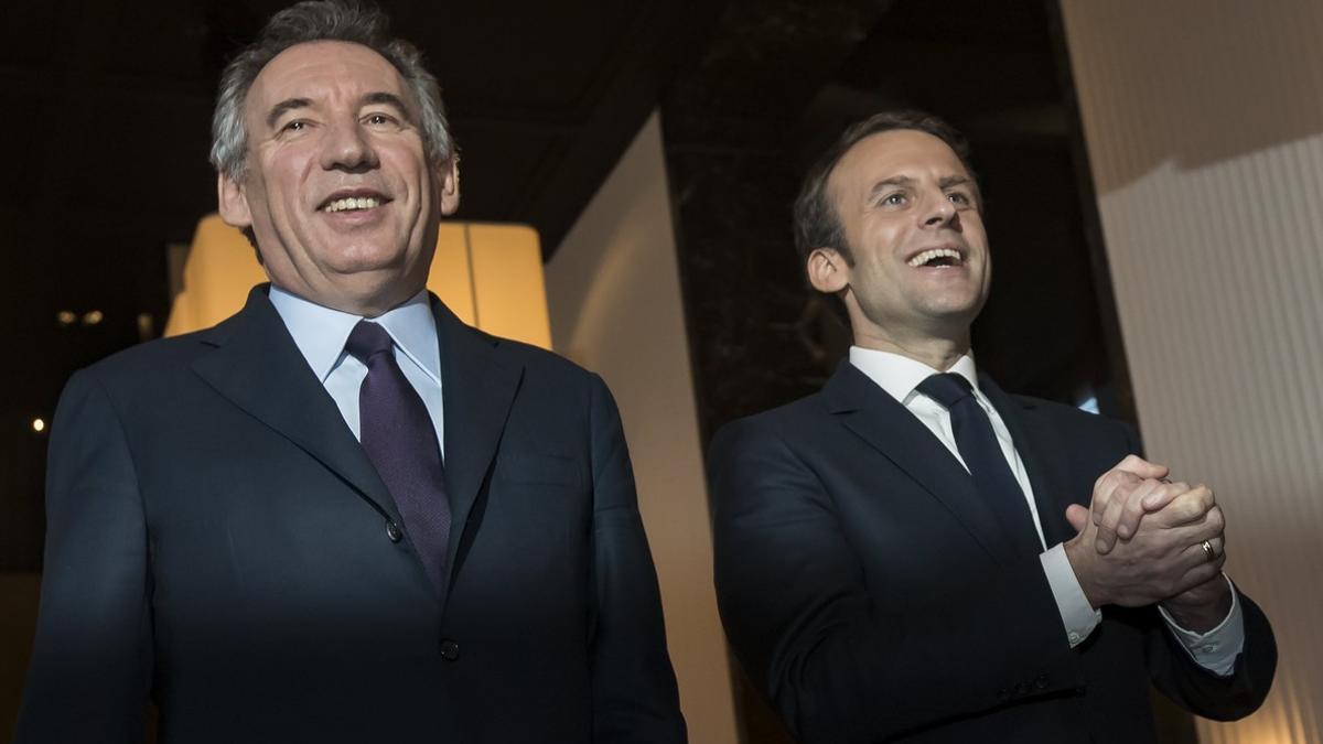 El líder centrista François Bayrou (i) y el candidato socio-liberal Emmanuel Macron (d) antes de la rueda de prensa sobre su alianza electoral celebrada en París, Francia hoy 23 de febrero de 2017.