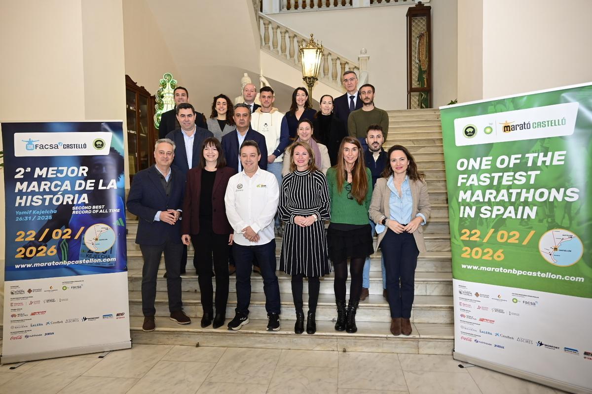 Begoña Carrasco, alcaldesa de Castellón, junto a organizadores, patrocinadores y colaboradores de las pruebas.