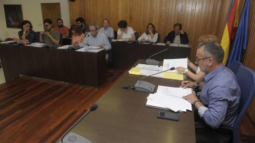 Concejales y el alcalde de la Corporación municipal de Cambre, durante un pleno.