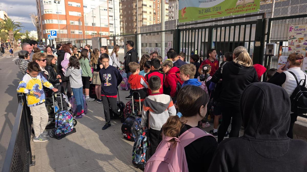 Vídeo: Puertas de los colegios tras el apagón