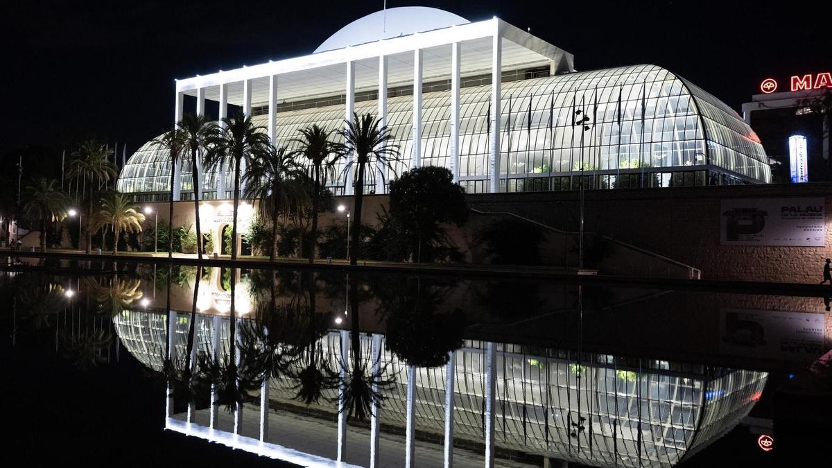 Vista nocturna del Palau de la Música iluminado.