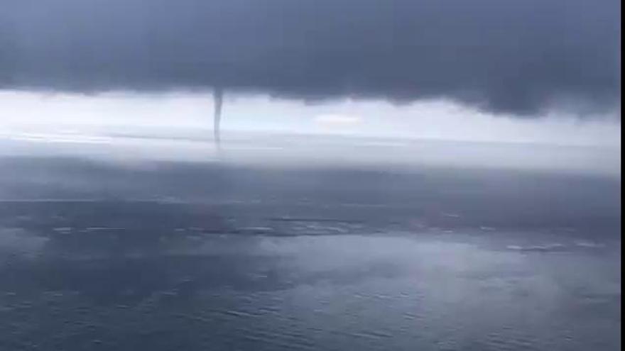 La borrasca impresiona con una manga marina en las aguas de Lanzarote