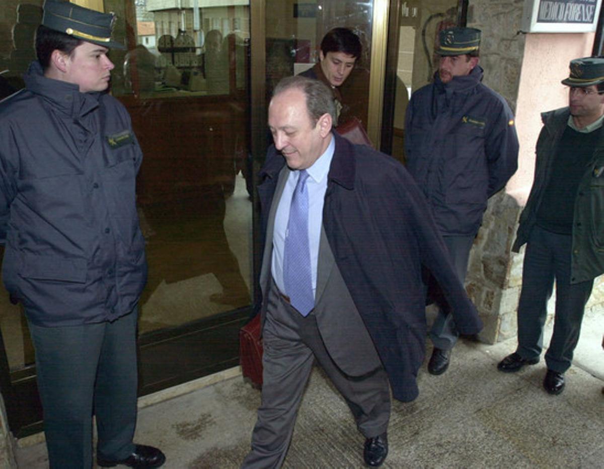 El director general de Marina Mercant, José Luis López Sors, acompanyat per l’advocat de l’Estat, Antonio Vázquez Guillen (darrere), en el jutjat número u del Corcubión abans de la seva declaració com a imputat, l’abril del 2003. El director general de Marina Mercant, José Luis López Sors, acompanyat per l’advocat de l’Estat, Antonio Vázquez Guillen (darrere), en el jutjat número u del Corcubión abans de la seva declaració com a imputat, l’abril del 2003.