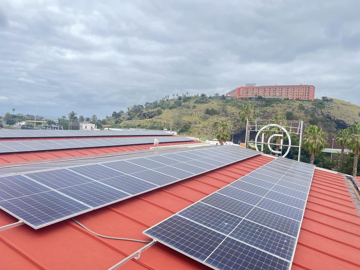 Instalación de placas solares en sede Decor Internacional en la Orotava