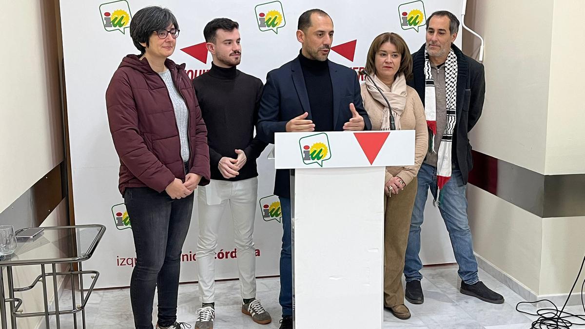 El coordinador provincial de IU, Sebastián Pérez, junto a miembros de la colegiada.