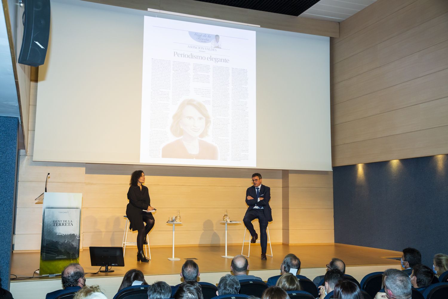 Toni Cabot presenta en el Club INFORMACIÓN el libro en el que plasma los perfiles de 40 personalidades de Alicante