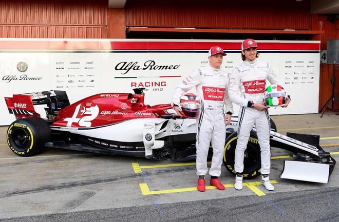 El piloto finlandés, Kimi Raikkonen (L) y el piloto italiano, Antonio Giovinazzi (R), posan después de desvelar el nuevo automóvil de fórmula uno de Alfa Romeo Sauber en el Circuit de Catalunya en Montmeló en las afueras de Barcelona.