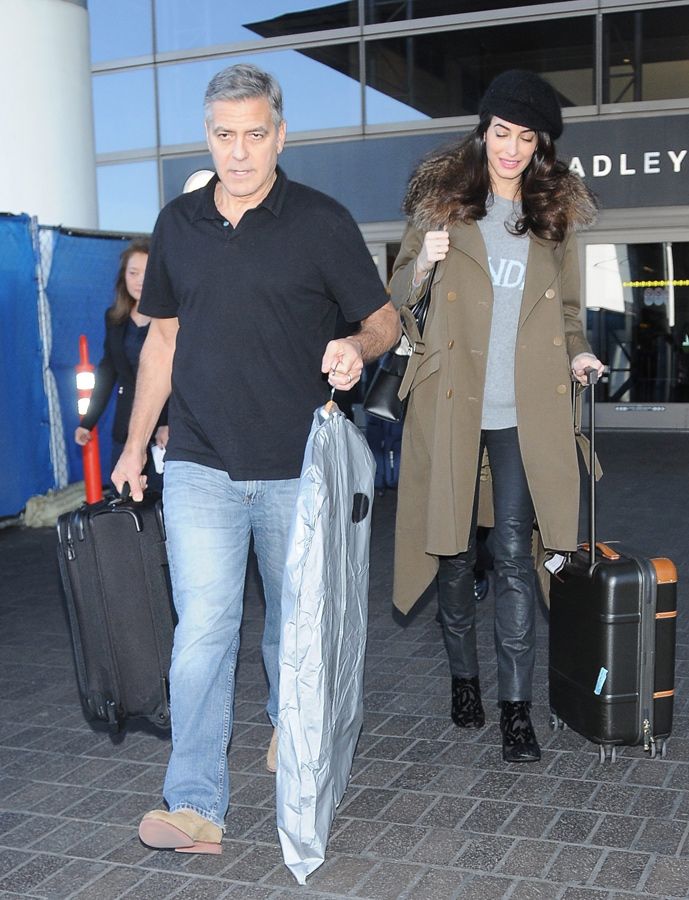 Amal y George Clooney saliendo del aeropuerto